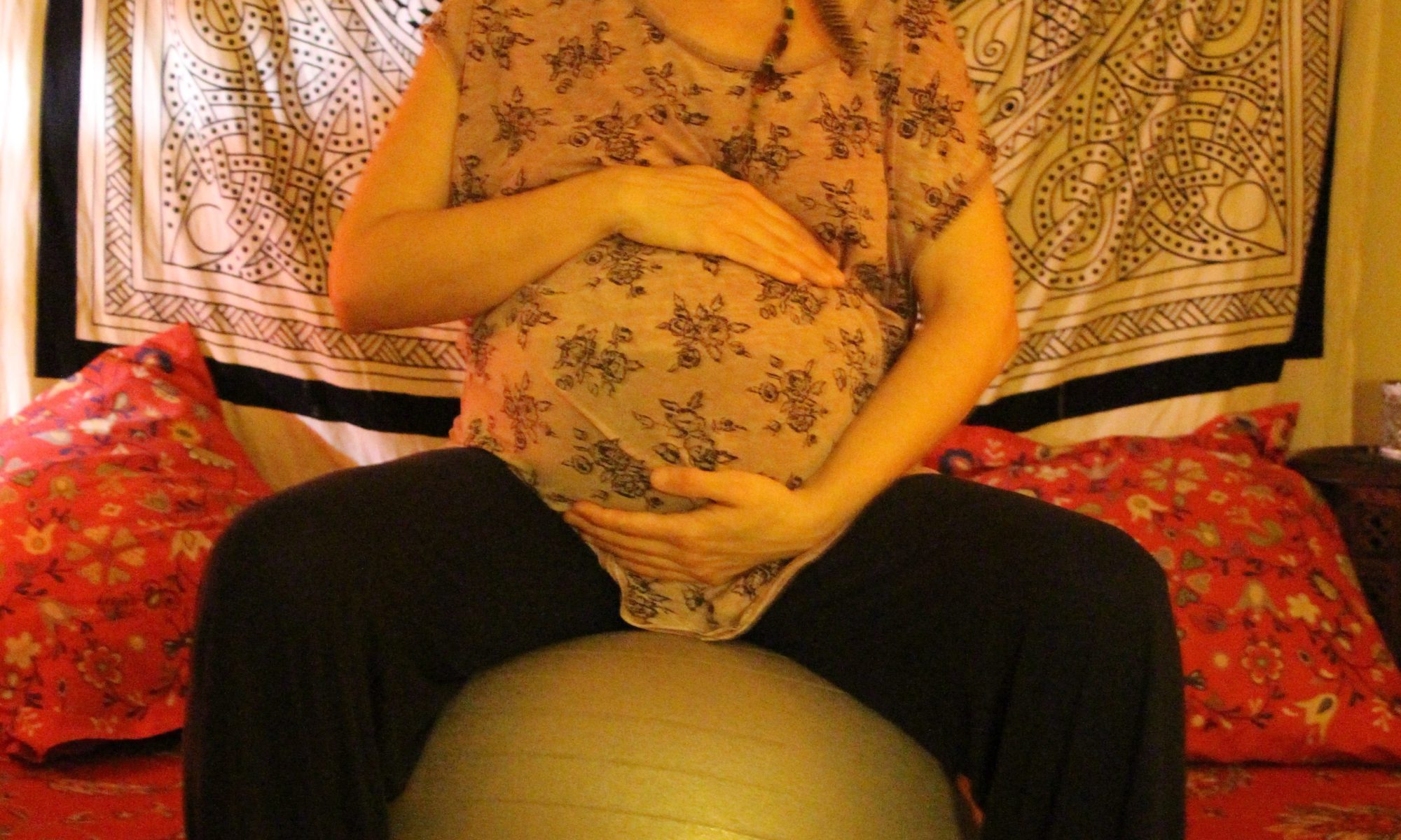 yoga grossesse exercice pour se relier et ressentir son bébé