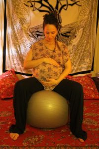 yoga prénatal exercice ballon mobilisation pour ressentir et se relier à son bébé